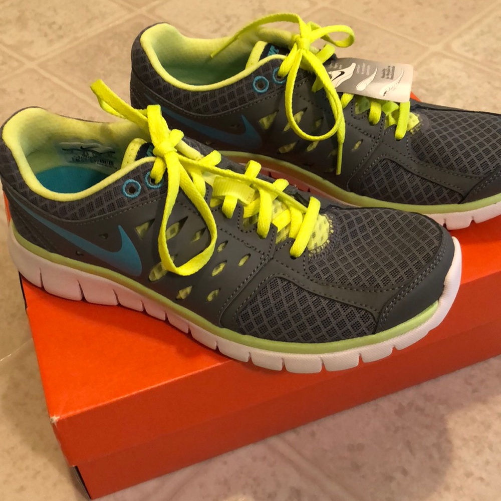NIKE sneakers- BRAND NEW